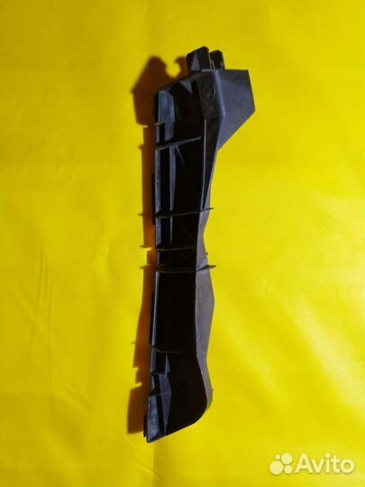 Правое крепление бампера Toyota Avensis T250