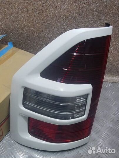 Pajero Фонарь задний внешний левый, молдинг белый