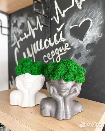 Статуэтка грут череп девочка со мхом