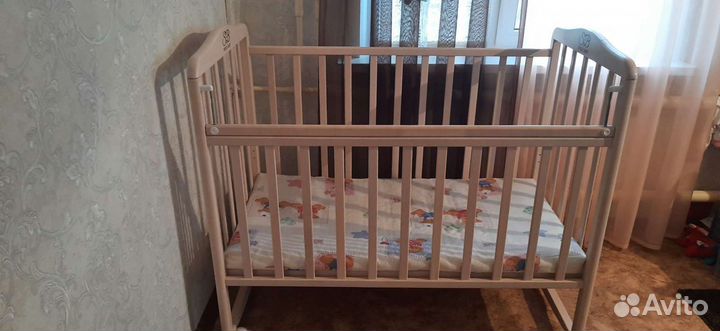 Детская кроватка с продольным маятником