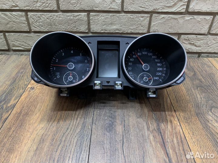 Volkswagen Golf 6 Панель приборов