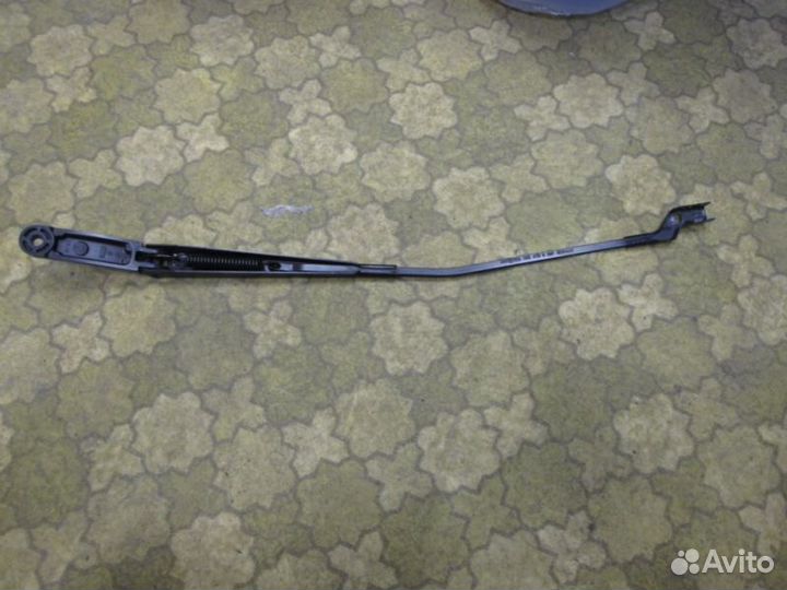 Поводок стеклоочистителя передний правый Volkswage