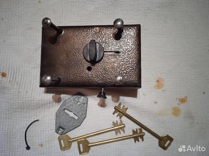 Замок накладной сувальдный