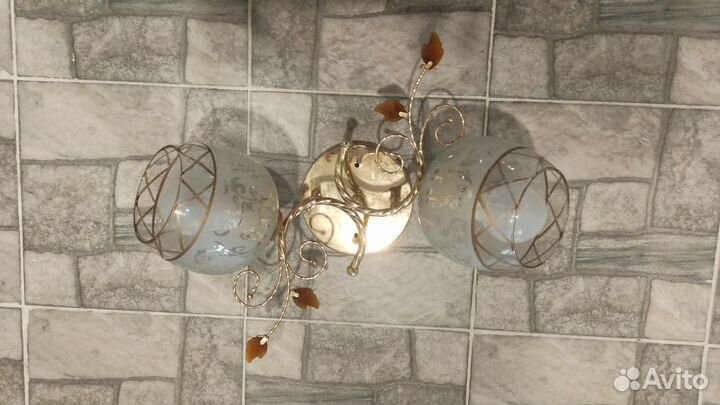 Продаётся люстра двух рожковая