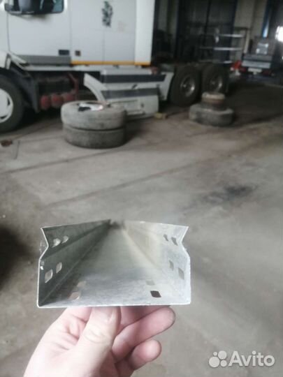 Лоток оцинкованный 100х50х2500 с крышкой