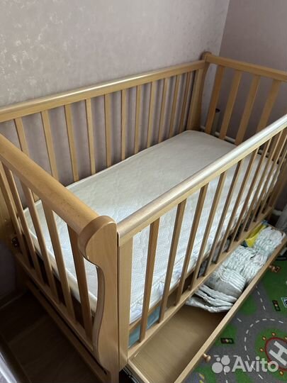 Детская кроватка с поперечным маятником и ящиком