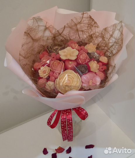 Букет на день матери из шоколадных цветов