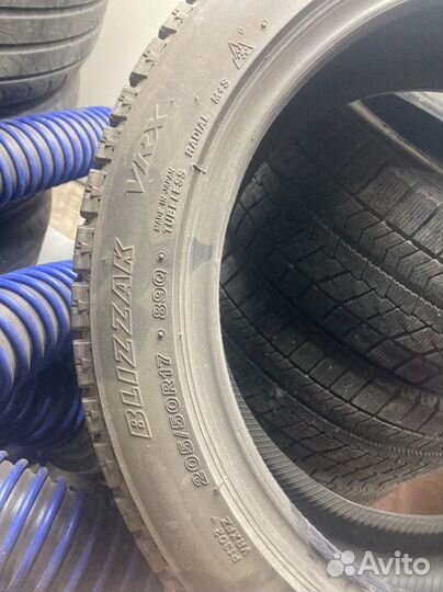 Bridgestone Blizzak VRX 205/50 R17