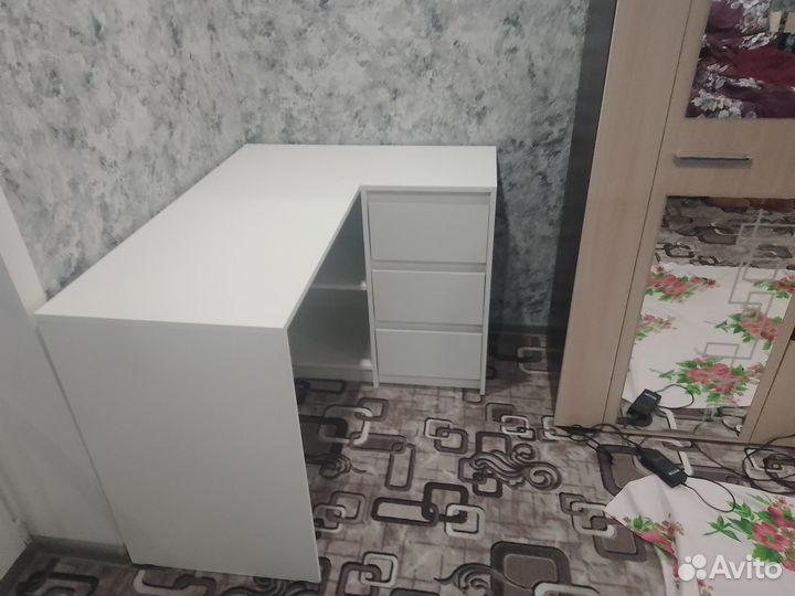 Угловой письменный стол с ящиками