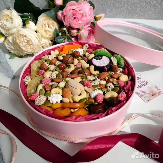 Подарок из орехов и сухофруктов учителю