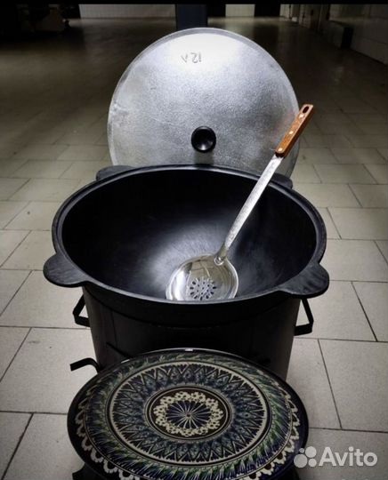 Казан чугунный с крышкой и печкой с трубой 12л