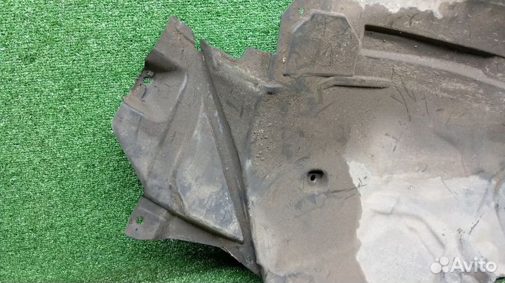 Подкрылок Mercedes-Benz E-Class Правый Передний