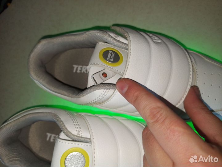 Белые светящиеся кроссовки termit sportmaster