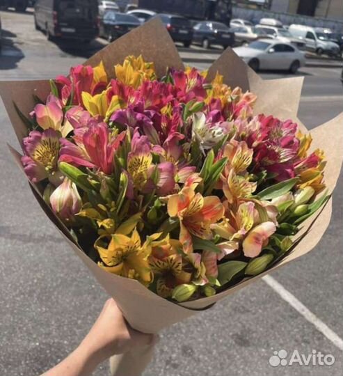 Букет альстромерий, гипсофила, роза Казань