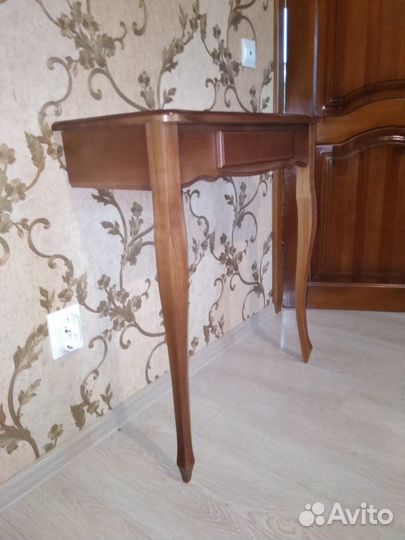 Консоль пристенная