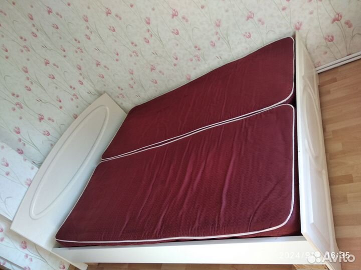 Кровать с матрасом