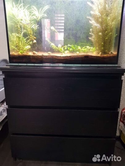 Аквариум в комплекте с рыбками и с комодом