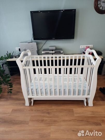 Детская кроватка с маятником