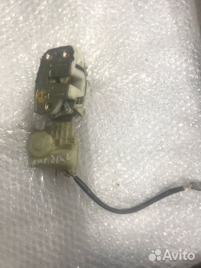 Замок двери задний левый Honda Orthia EL3 B20B