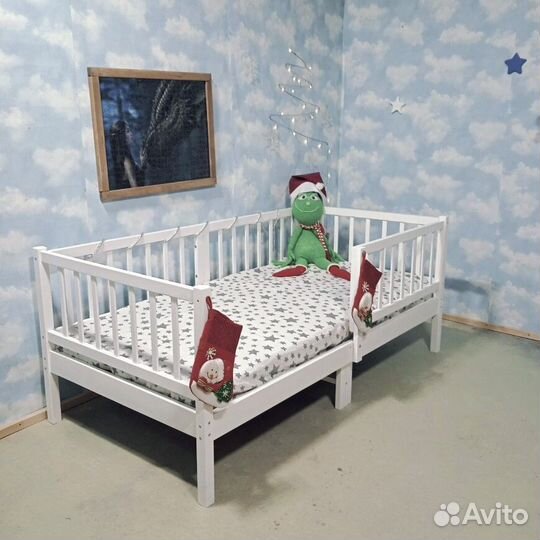 Кроватка детская Лисенок с бортиком из массива