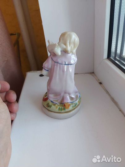 Фарфоровые статуэтка девушка с голобем