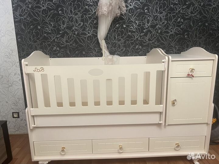 Детская кроватка с маятником