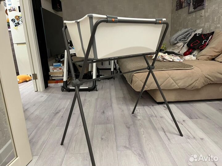 Детская ванночка stokke в комплекте с подставкой