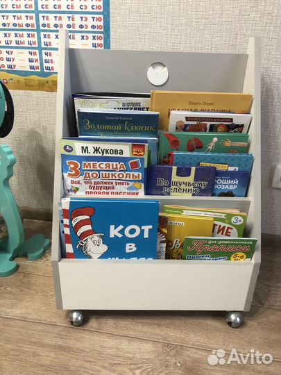 Полка для книг монтессори