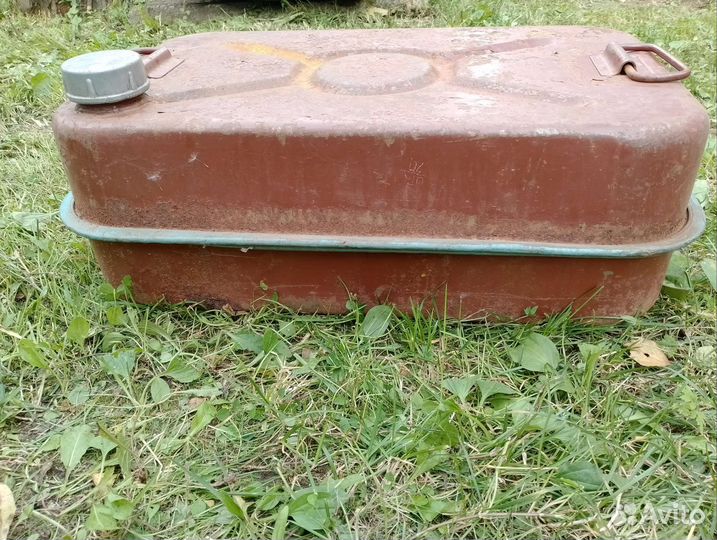 Канистру (лодочный бак)