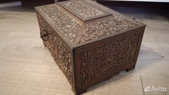 Шкатулка металлическая
