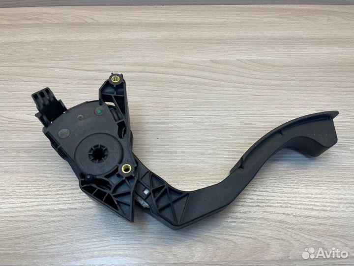 Педаль газа Renault Logan