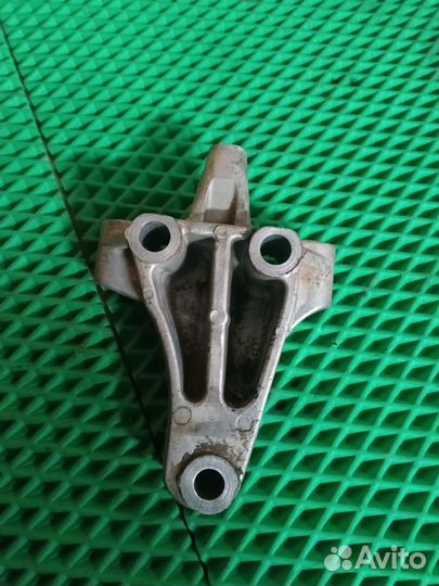 Кронштейн опоры двигателя Nissan Maxima A33