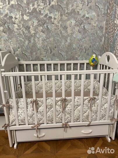 Детская кроватка с маятником