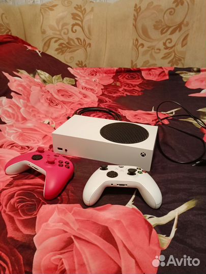 Xbox series s 2 геймпада