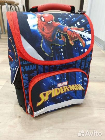 Новый школьный рюкзак для мальчика