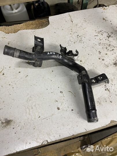 Патрубок системы охлаждерия пежо 206