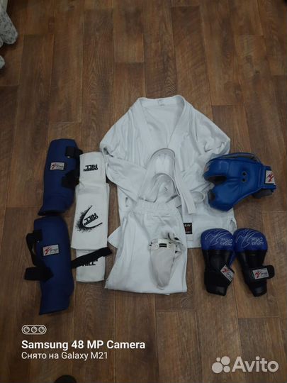 Кимоно, перчатки, шлем для рукопашного боя