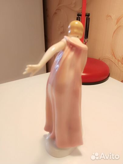 Фарфоровая статуэтка 