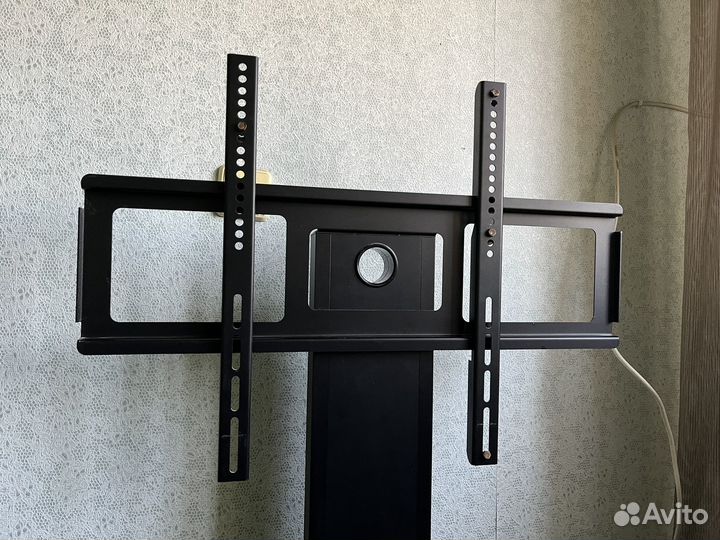 Тумба под телевизор с кронштейном