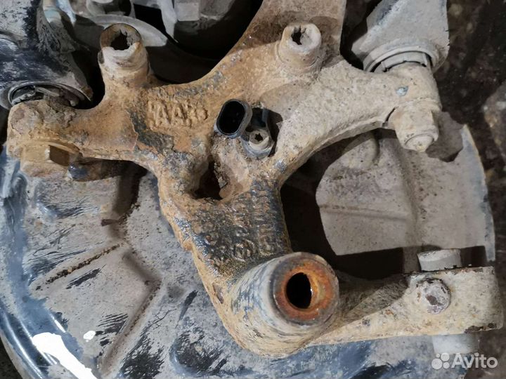 Задняя левая цапфа Skoda Octavia A5