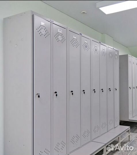 Металлический шкаф для раздевалки