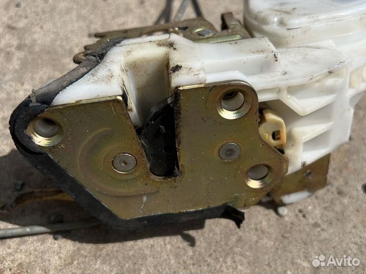 Замок двери пер лев Лансер9