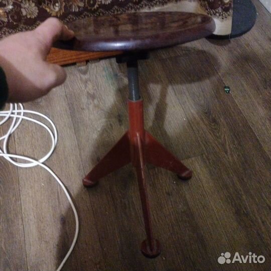 Винтовой стул для игры на пианино