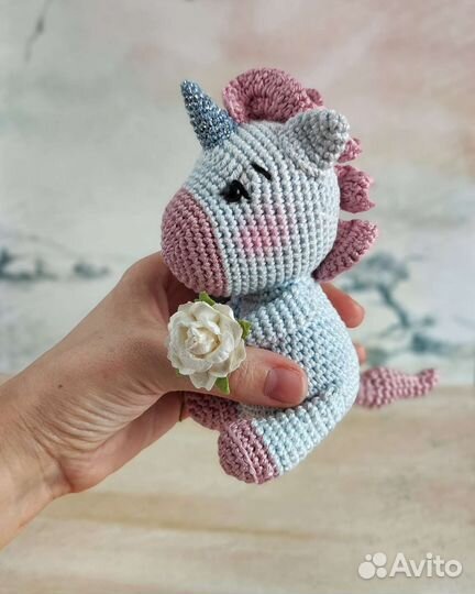 Игрушка единорог вязаный