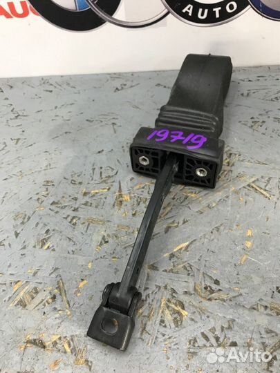 Ограничитель двери передний Audi Q5 8R cdnc 2011