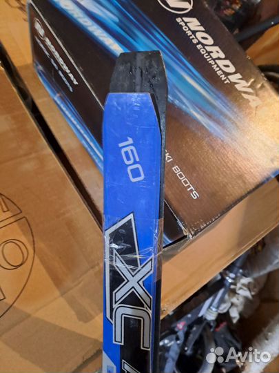 Лыжные ботинки и лыжи