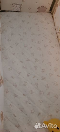 Детская кроватка с маятником, матрасом и бортиками