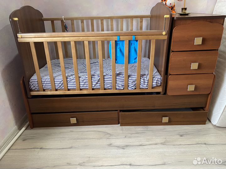 Детская кроватка с маятником