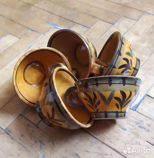 Набор глиняных чашек