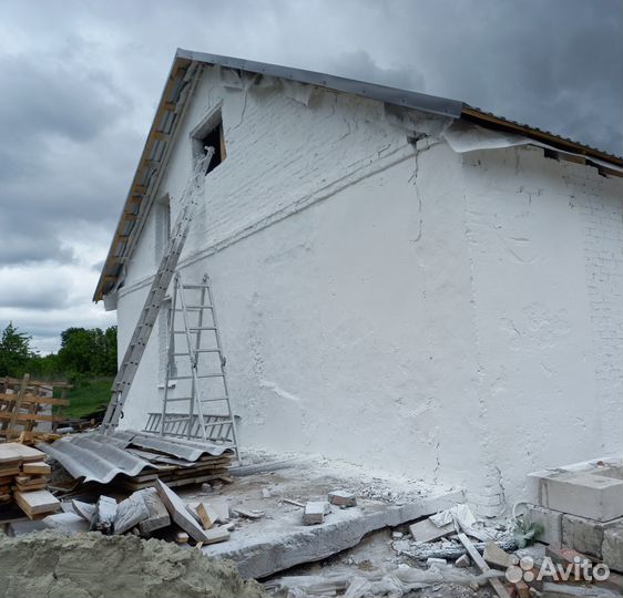 Побелка известью фермерских коровников